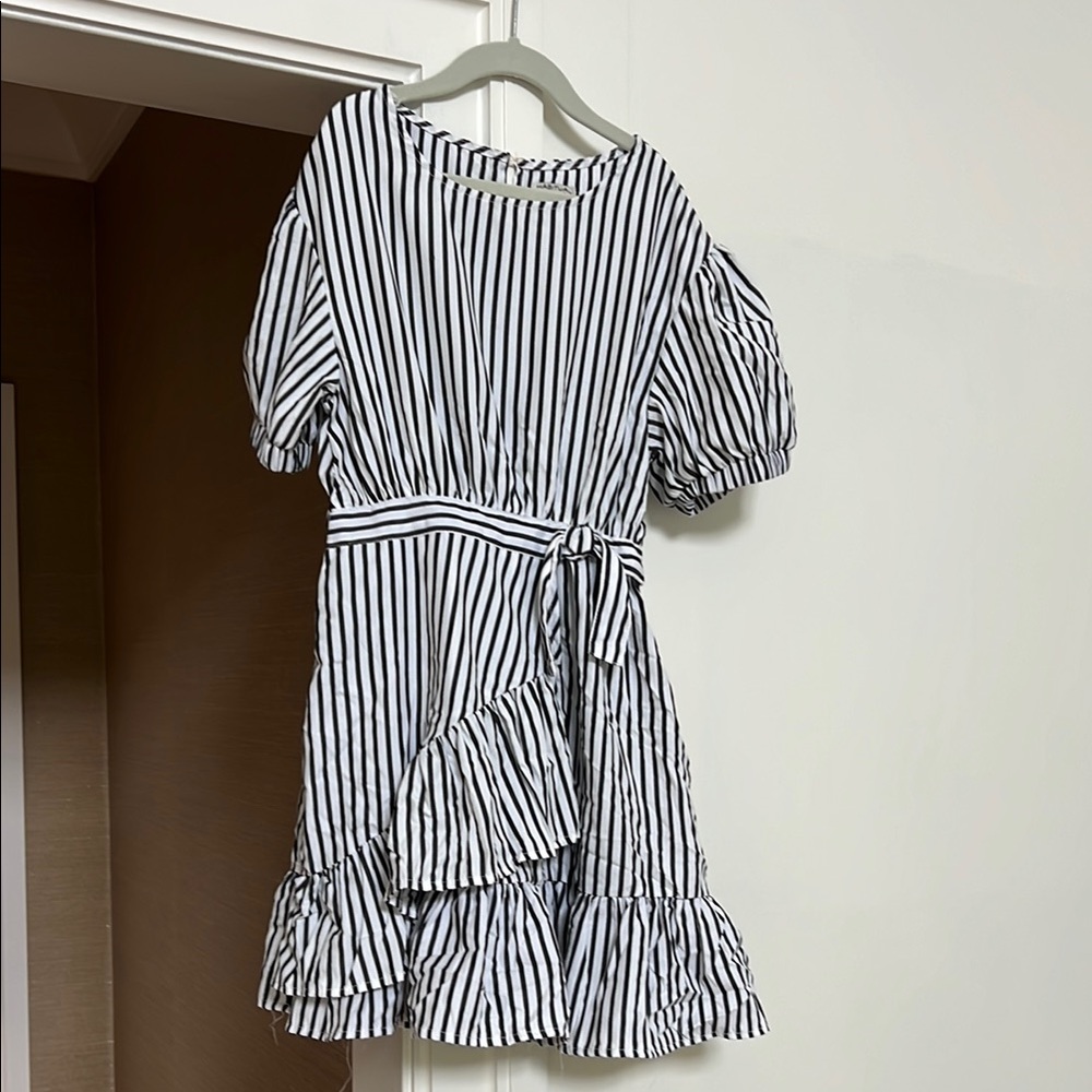 Habitual gray and white Ruffled Tie Front lightweight short sleeve dress size 12